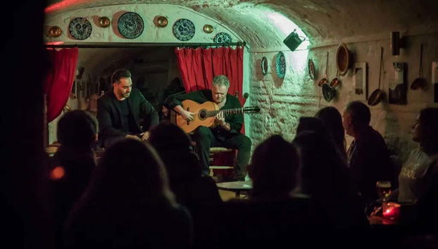 Un cantaor y su guitarrista durante el espectáculo