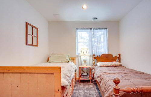 Lakefront Tomahawk Getaway with Deck and 2 Fireplaces! - Foto 20