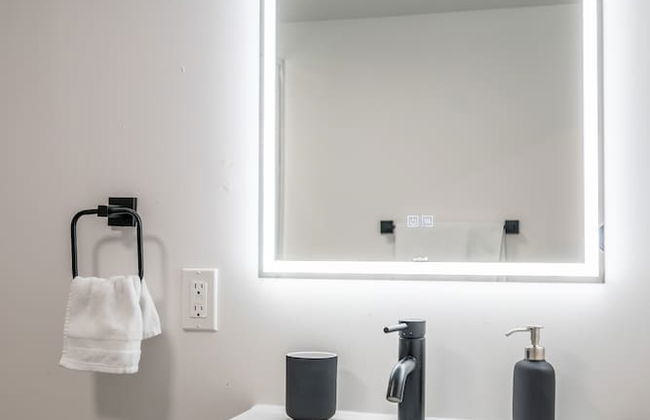 Modern Contemporary 2 Bedroom Suite - Photo 25