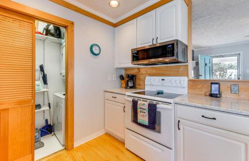 Riverfront Colonial Beach Home with Private Beach! - Foto 8