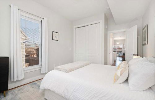 Jennifer's Chic Downtown City Views Private Deck - Foto 17