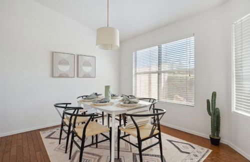 Chic Desert Retreat - Lush Spa Pool - Mini Golf - Foto 28