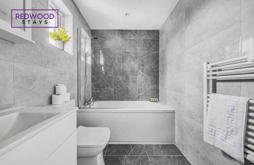 Centrally Located Serviced Apartments in Aldershot Town Centre, Free WiFi By Redwood Stays - Foto 6