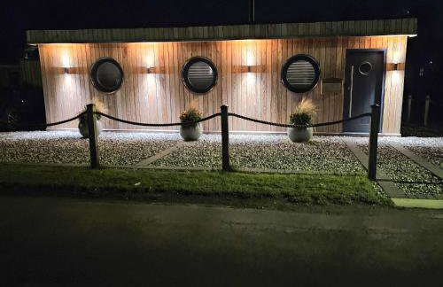 Humberston Boathouse Lodge & Hot Tub - Cleethorpes Beach Cabin Chalet - Foto 1