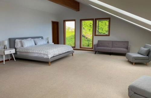 Riverside retreat with stunning views, historic charm - Coastal adventure awaits - Foto 9