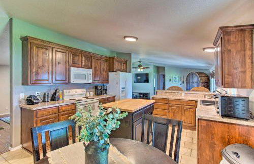 Lakefront Retreat with Pier, Bar Hut and Fireplace! - Foto 8