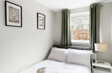 Sleeps 6 3bedroom House, Harlaxton Garden Driveway - Foto 6