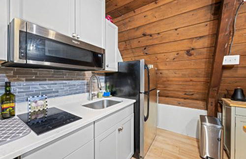 A-Frame with VIEWS - Walk to Downtown and Park - Pets OK - Foto 5