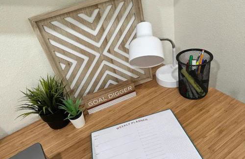 Serene Modern Home Backdoor with great WiFi, games, movies, patio seating and bbq Easy Access to North Joshua Tree National Park in 10 minutes - Foto 77