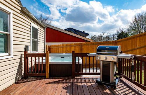 Charming Benson Home - Sleeps 5 Hot Tub! - Photo 15