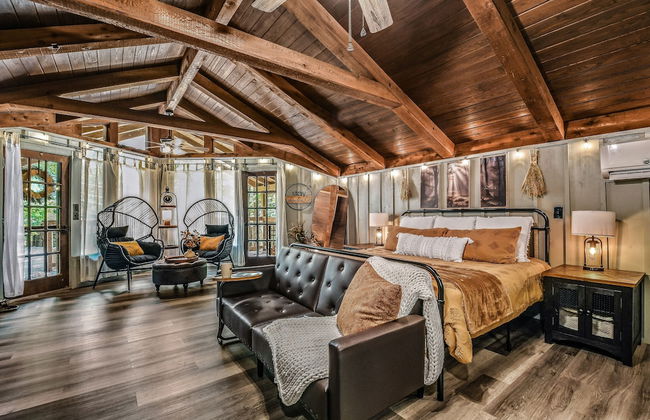 Light'n Bug Bungalow 1 Bedroom Cabin by RedAwning - Photo 3