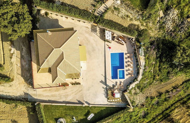 Maggie Alonia - Photo 33