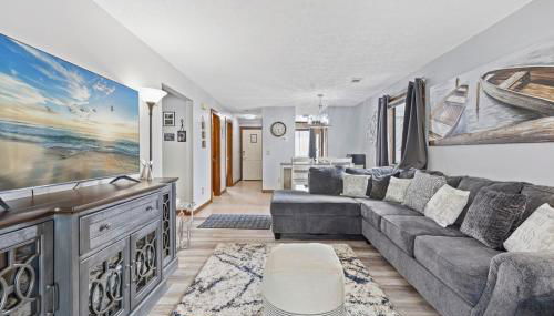 Spacious Modern Condo - 1st Floor - One Block to the Beach - Foto 2