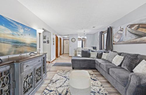 Spacious Modern Condo - 1st Floor - One Block to the Beach - Foto 2