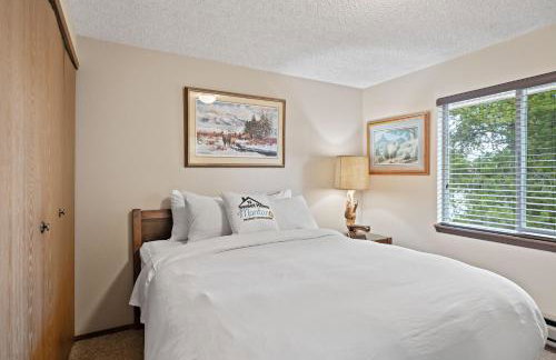 Trapper 8: Cozy 4-Bedroom Condo, 1 Minute to Yellowstone, perfect for 8 guests. - Foto 11