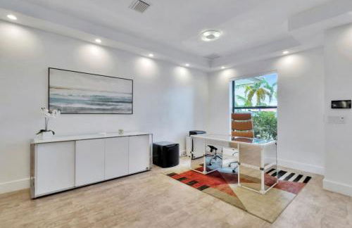 Lynoras Luxe Estate 3 bedroom 3 bath with Modern Design and Heated Pool - Foto 53