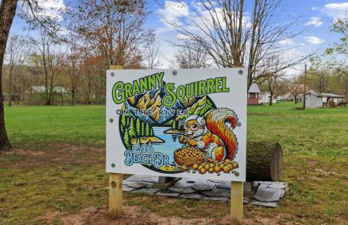 Riverfront Cabin Wood Stove Fire Pit & Grill - Foto 40