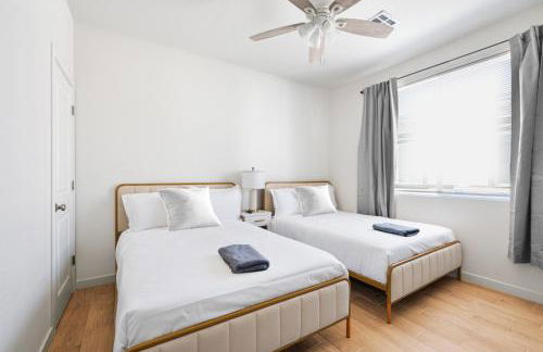Elegant Two Bedroom Apartment with Free Parking and Plush Beds - Foto 14