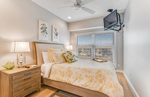 Dog-friendly beachfront dream with a wet bar & two furnished balconies - Foto 27