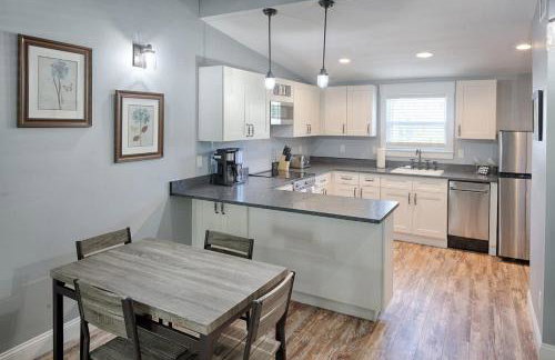 Quaint Cottage with Private Pool-Walk to Everything - Foto 8