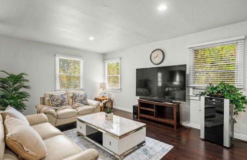 Spacious Retreat w Large Kitchen & Outdoor Patio - Photo 34