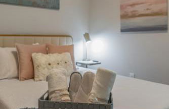 Modern Regional Art Gallery Home - Spacious & New! Tv in each room - Foto 26