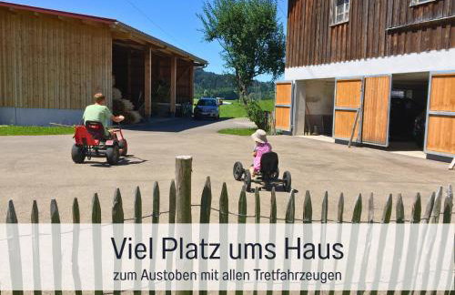 Bauernhof Finkel - Ferienwohnungen mit Balkon - Bergsicht - Traktor mitfahren - Tiere streicheln - entspannter Familienurlaub - zentrale Lage nahe Oberstdorf - Foto 6