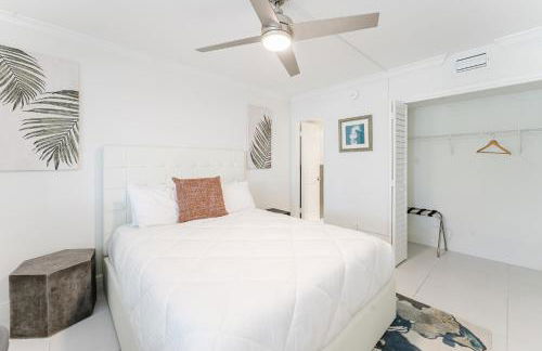 Serene Waterfront 2BR 2BA with Intracoastal Views, Pool, Balcony, Parking - Foto 26