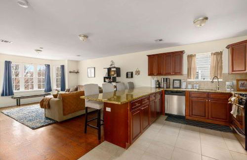 Newark Gem Pearl 3BR, 2BA - Sleeps 10 - Walk to Prudential Center and Newark Penn Station, Near EWR and American Dream Mall, includes WiFi - Laundry - Backyard - Gym - Foto 3