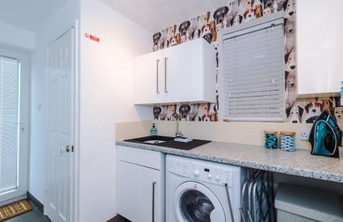 4BR Home for 8, Full Kitchen, Parking, WiFi in Northwich - Photo 71