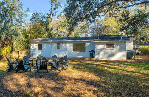 Spacious 4BD - Central Stay with Backyard & Games - Foto 35