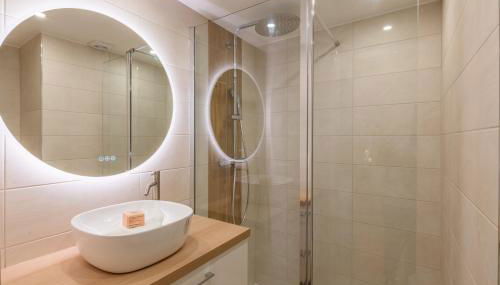 Magnifique 2P avec vue sur le port de Nice - Photo 3