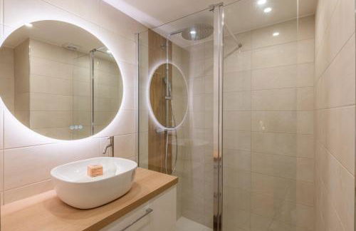 Magnifique 2P avec vue sur le port de Nice - Photo 3