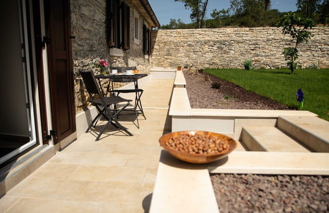 The Poolside Stone House in Bale - Foto 44