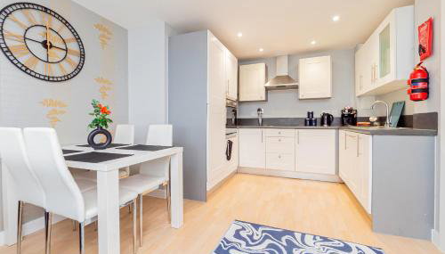 Contractors 4 Beds 2 BathroomsTown Centre Parking - Foto 2