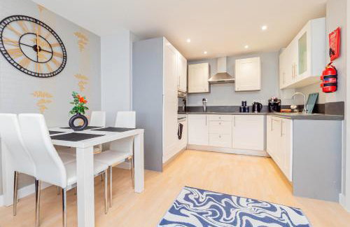 Contractors 4 Beds 2 BathroomsTown Centre Parking - Foto 2