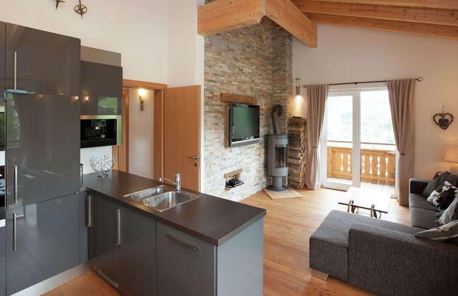 Stunning Holiday Home With Balcony, Ski Storage, Parking - Photo 9