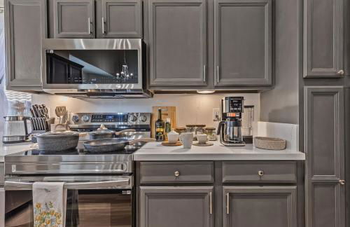 Sparkling Saltwater Pool - Spa - Firepit - WiFi - 4BR 3BA - Near Top Golf Courses - Foto 30