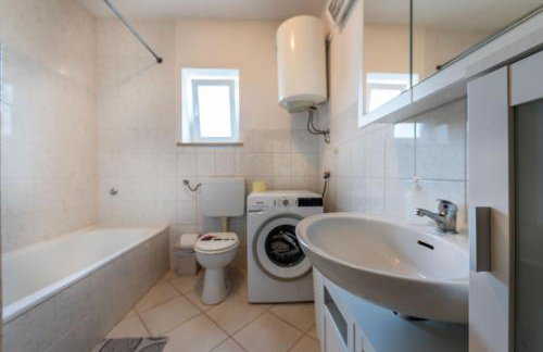 Villa Marić, a charming villa with a beautiful poolside - Foto 16