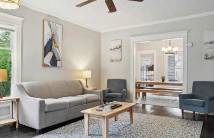 Blue & Gold Retreat sleeps 14 Minutes from ND - Photo 14