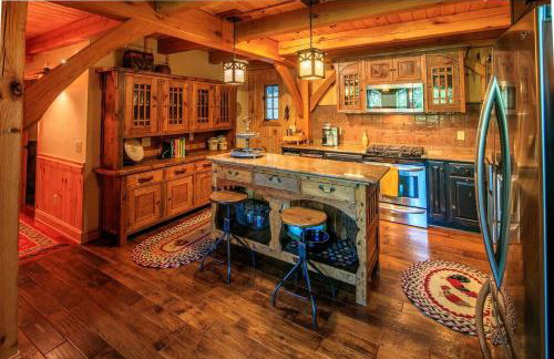 Luxury Riverfront Lodge - Sleeps 12, VIEWS, Fireplaces, Dogs OK - Photo 18