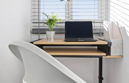 Luxurious 3 bed 1 Bath Stay Ideal for Families and Contractors - Photo 4