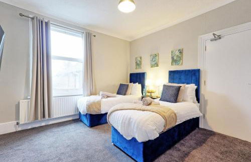 Large 5-Bedroom Home, Perfect for Long Stays & Team Accommodation - Foto 1