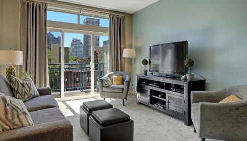 City Water View Oasis with Pool & Gym near Cruise in Heart of Seattle - Foto 3