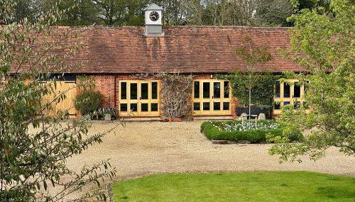 The Clock Tower & Dairy - Two x 2 Bed Barns with Indoor Pool - Foto 1