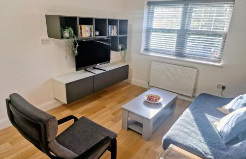 Bright 2-Bed Flat with Free Parking near Whetstone - Foto 2