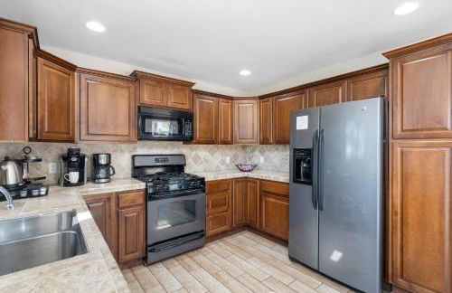 NEW! HUGE 5BR Mountain Views Game Room Hot Tub Lawn Games BBQ - Photo 14