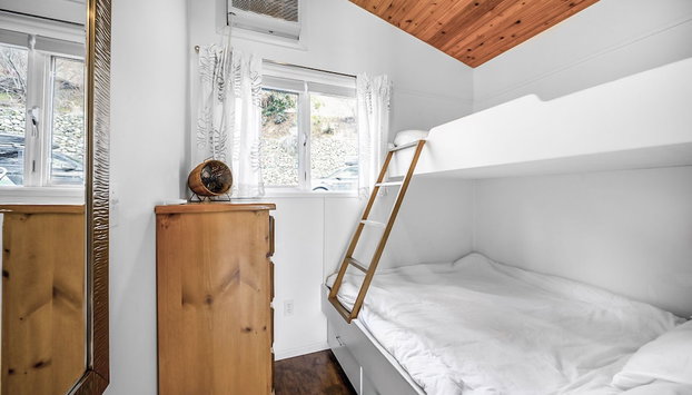 Beautiful Cozy Cabin on Lake Okanagan - Foto 2, Quarto