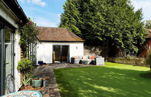 Historic Hampshire Cottage with Private Putting Green - Photo 41