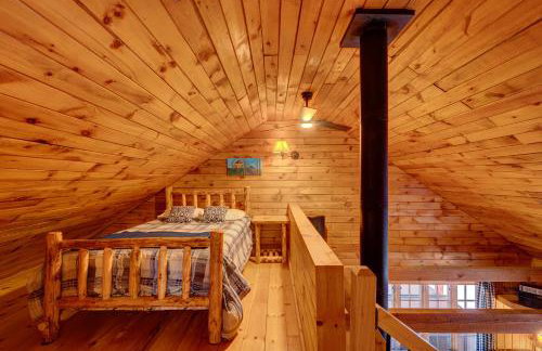 Secluded 2BR Cabin w Hot Tub, Pond, Trails, WiFi - Foto 10